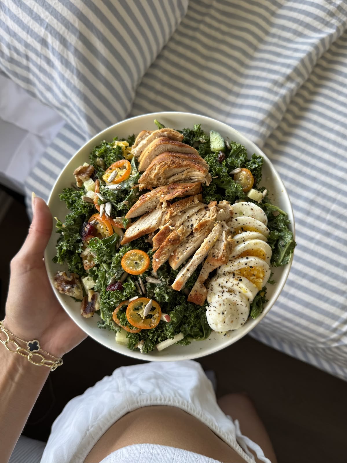 Refeição nutritiva com frango, ovos e vegetais