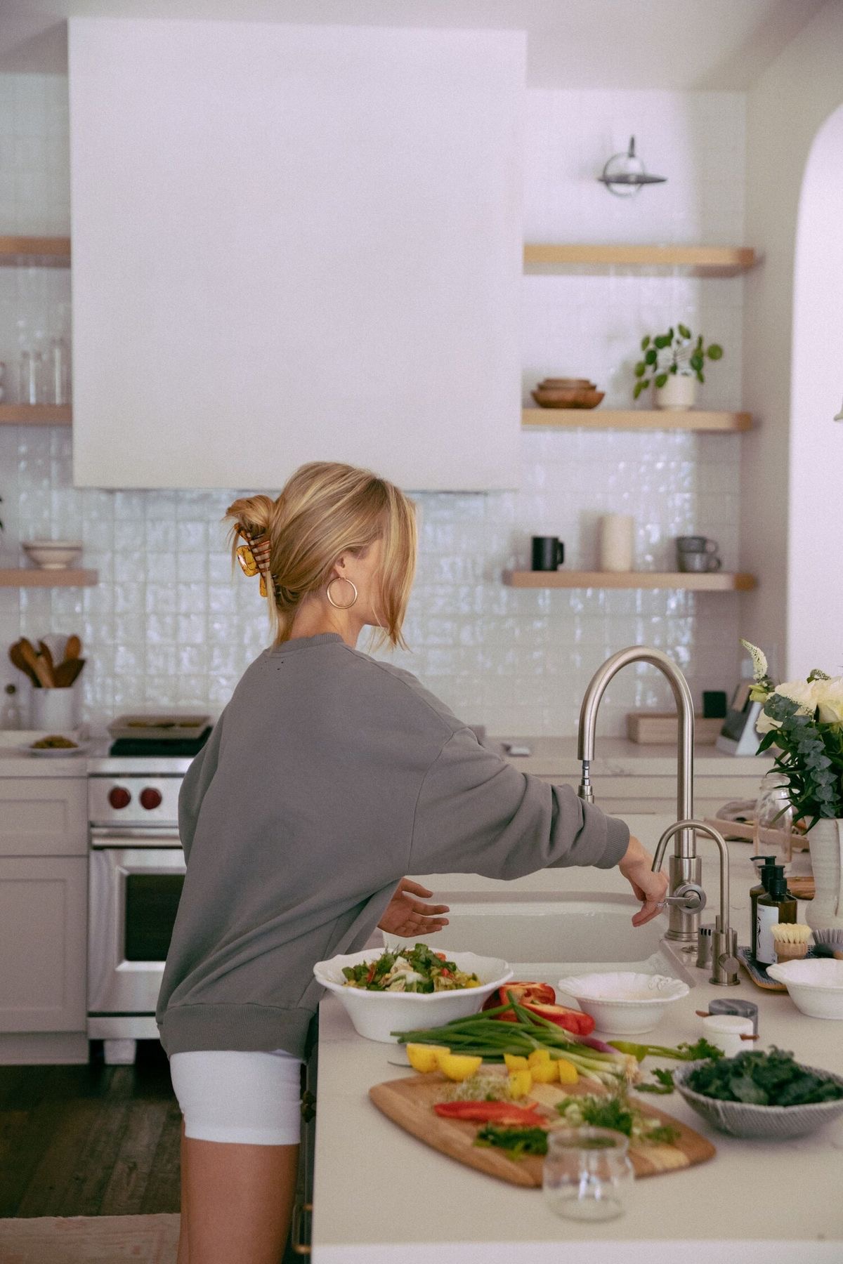 Mulher organizando uma refeição na cozinha